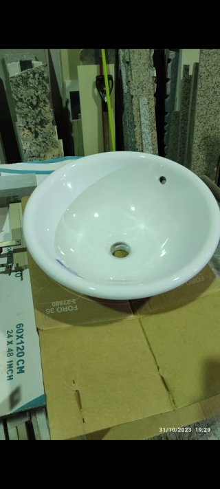 Lavabo blanco de porcelana