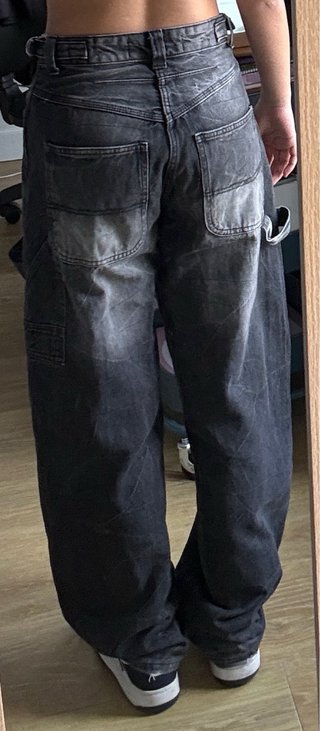 Pantalón vaquero negro desgastado