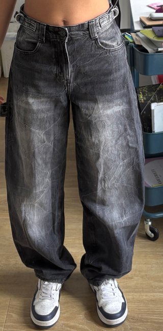 Pantalón vaquero negro desgastado