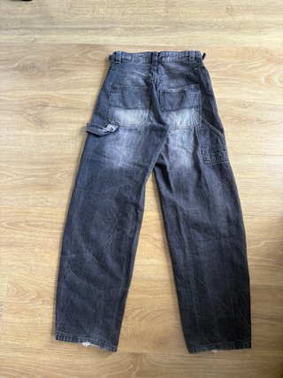 Pantalón vaquero negro desgastado