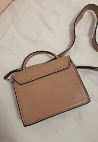 Bolso Beige con Detalles Dorados
