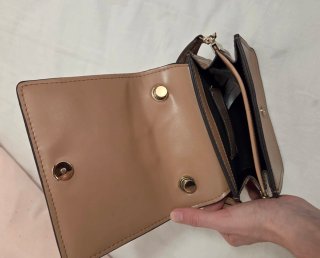Bolso Beige con Detalles Dorados