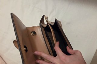 Bolso Beige con Detalles Dorados