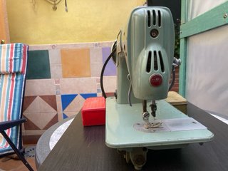 2.Máquinas de coser Refrey  y Alfa j