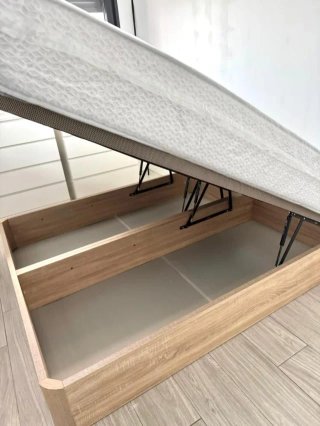 Cama, Armario, Mesitas y Cómoda