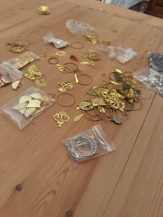 Lote de Pendientes y Bisutería Dorada