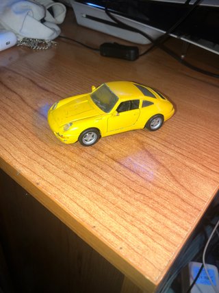 Coche de juguete Porsche amarillo