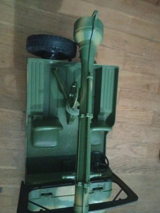 Jeep militar con cañón