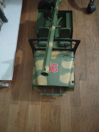Jeep militar con cañón