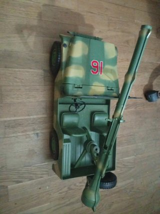 Jeep militar con cañón