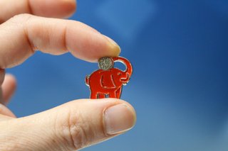 Pin, chapa de Banco Santander. Elefante hucha.