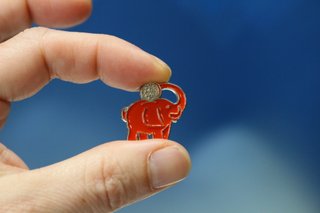 Pin, chapa de Banco Santander. Elefante hucha.