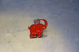 Pin, chapa de Banco Santander. Elefante hucha.