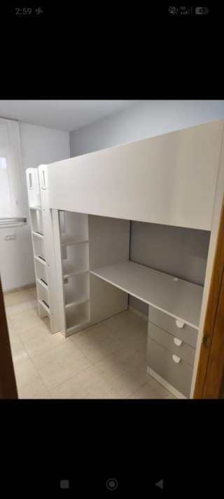 Habitación juvenil litera con escritorio