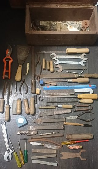 Lote herramientas antiguas y baúl