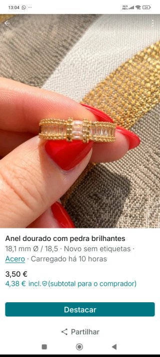 Anel dourado com pedras brilhantes