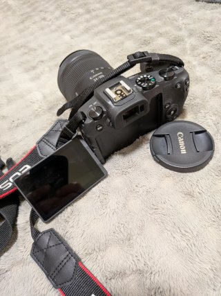 Canon EOS R con objetivo y bolso