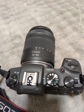 Canon EOS R con objetivo y bolso