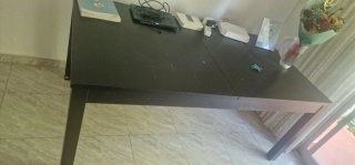 Mesa de comedor negra de madera