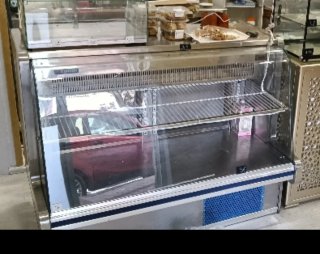 Vitrina refrigerada de cristal y metal