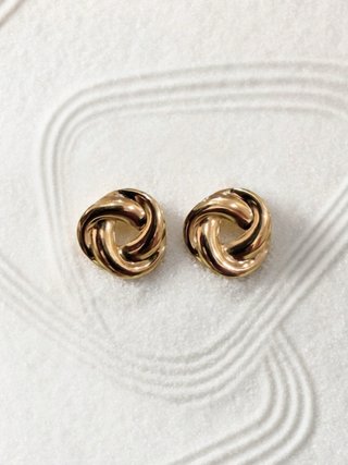 Pendientes dorados nudo