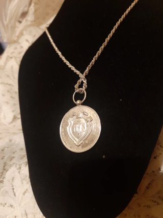 Medalla  recuerdo de mi Primera Comunión .Plata.
