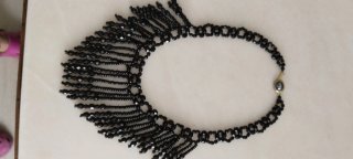 Gargantilla negra con flecos