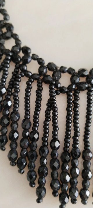 Gargantilla negra con flecos