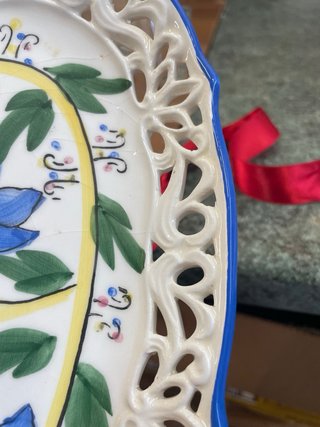 Vassoio in ceramica traforato decorato