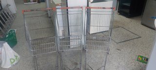 Carro de supermercado metálico