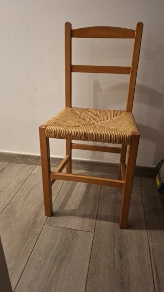 Silla de madera con asiento de mimbre