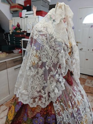 Mantilla de fallera a estrenar medialuna