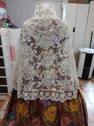 Mantilla de fallera a estrenar medialuna