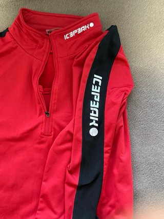 Camiseta térmica deportiva roja y negra