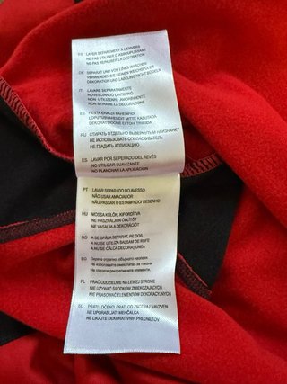 Camiseta térmica deportiva roja y negra