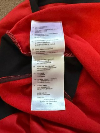 Camiseta térmica deportiva roja y negra