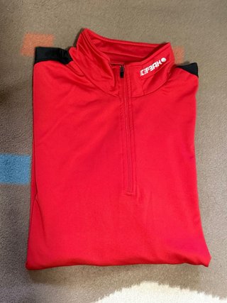Camiseta térmica deportiva roja y negra