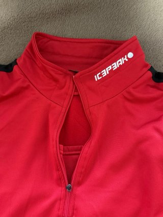 Camiseta térmica deportiva roja y negra