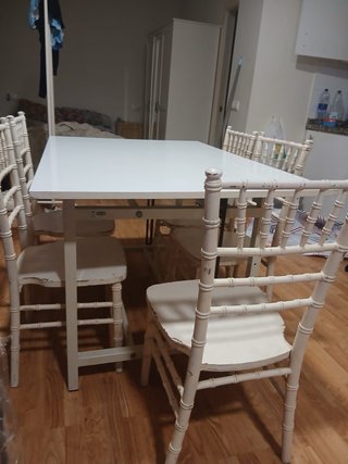 Mesa blanca de metal