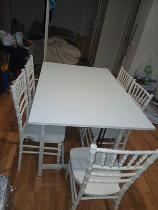 Mesa blanca de metal