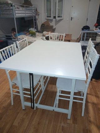 Mesa blanca de metal