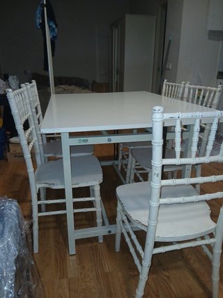 Mesa blanca de metal
