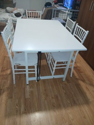 Mesa blanca de metal