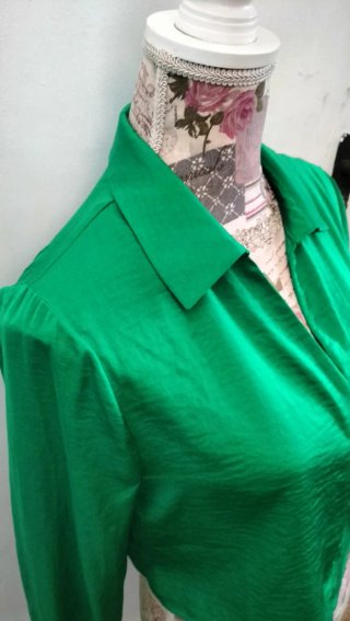 Elegante camisa verde de manga larga