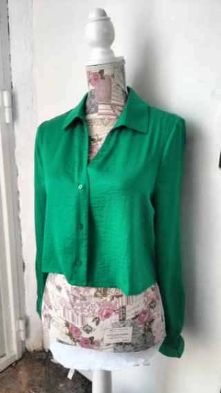 Elegante camisa verde de manga larga