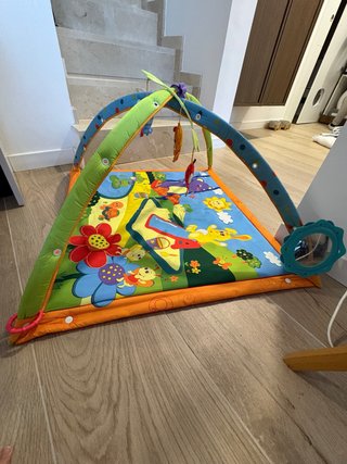 Gimnasio para bebé con arco y juguetes