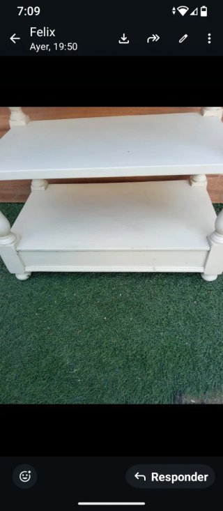 Mesa auxiliar de madera con ruedas