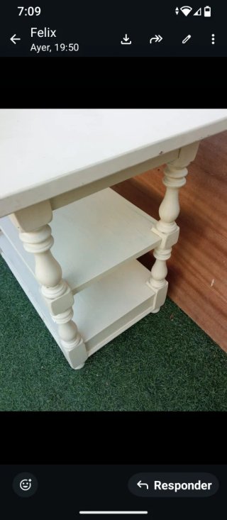 Mesa auxiliar de madera con ruedas