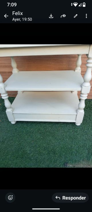 Mesa auxiliar de madera con ruedas