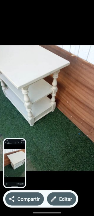 Mesa auxiliar de madera con ruedas